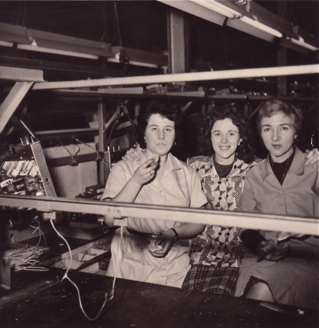 Daags na de publicatie van deze foto in het bedrijfsblad werd Francine ontslagen want eten tijdens het werk was verboden. Tijdens de pauze ook trouwens.